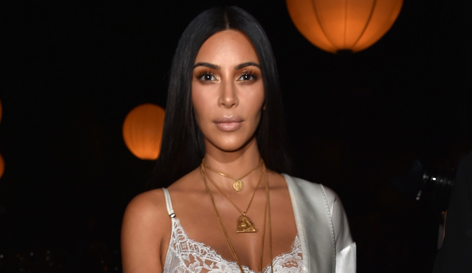 Photo of Kim Kardashian Akui Bakal Timang Anak Ketiga