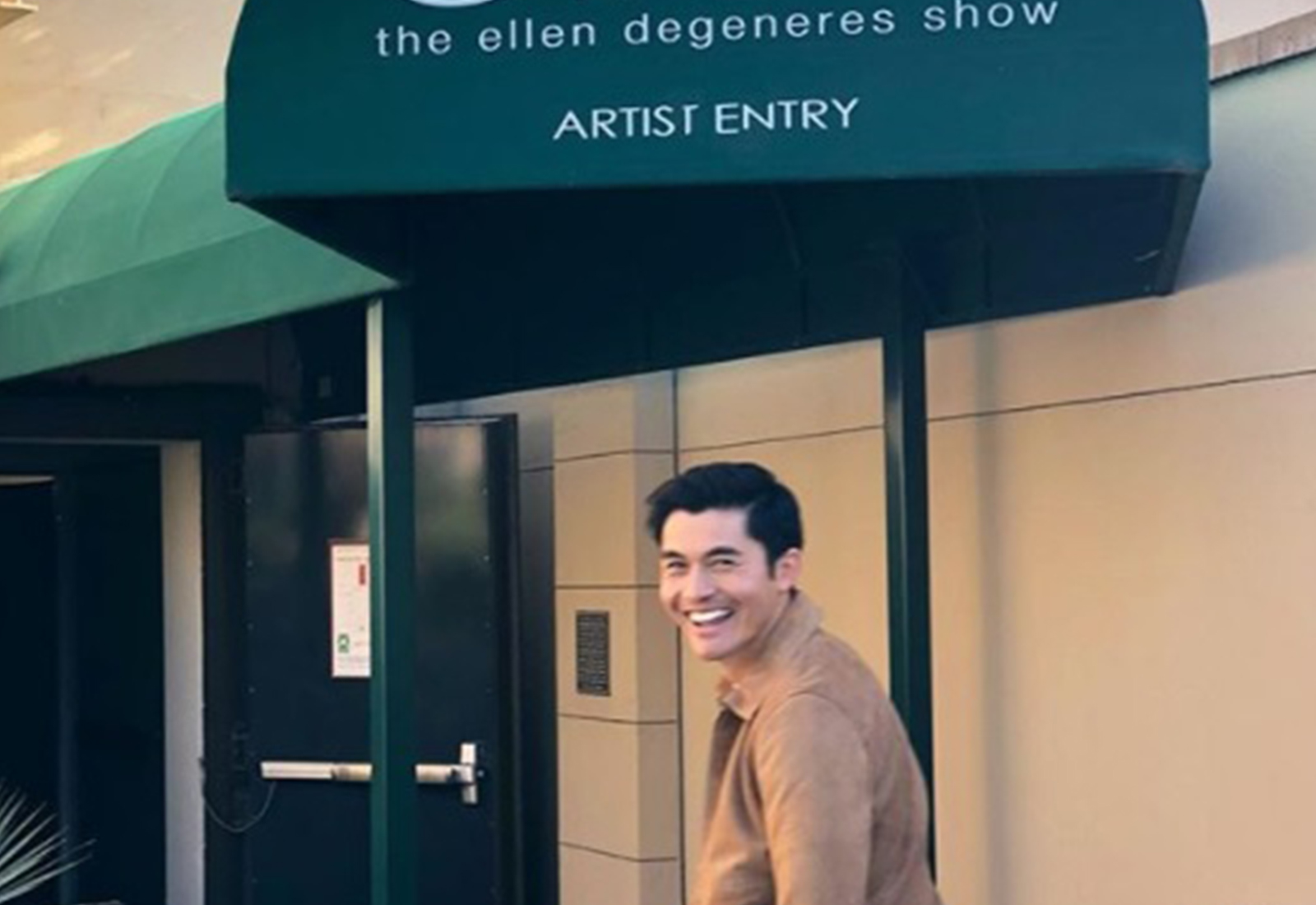 Photo of Henry Golding Jadi Tetamu Program TV The Ellen Show