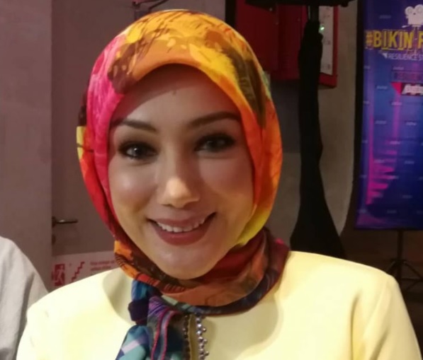 Photo of “Shahir Cuma Datang Beraya, Bukan Rombongan Merisik” – Erra Fazira