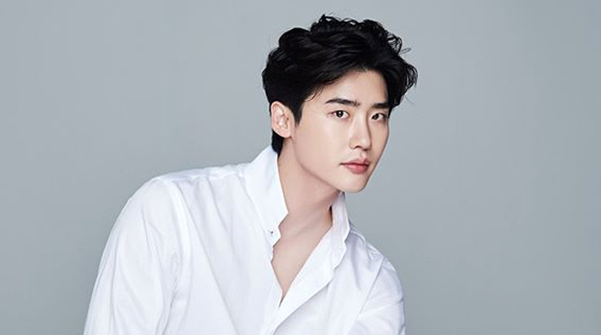 Photo of Penat Berlakon, Lee Jong Suk Bakal Jadi Editor Majalah Pula?