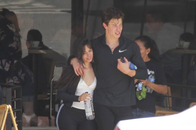 Photo of Shawn Mendes & Camila Cabello Berpegangan Tangan, Sahkan Gosip Bercinta?