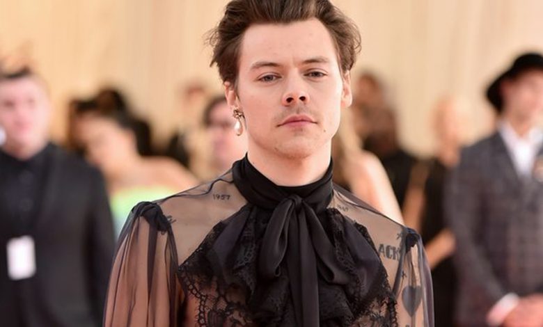 Harry Styles Jawab Kritikan Tentang Dirinya Suka Berpakaian Wanita