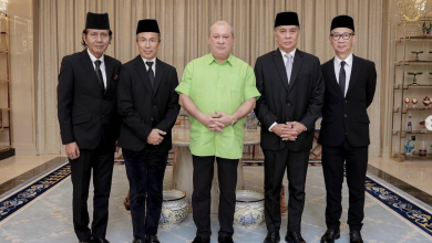 Photo of Amy Search & Ahli Kumpulan Mengadap Sultan Johor, Persembahkan Cenderahati Berupa Piring Hitam Album Gothik Malam Edan